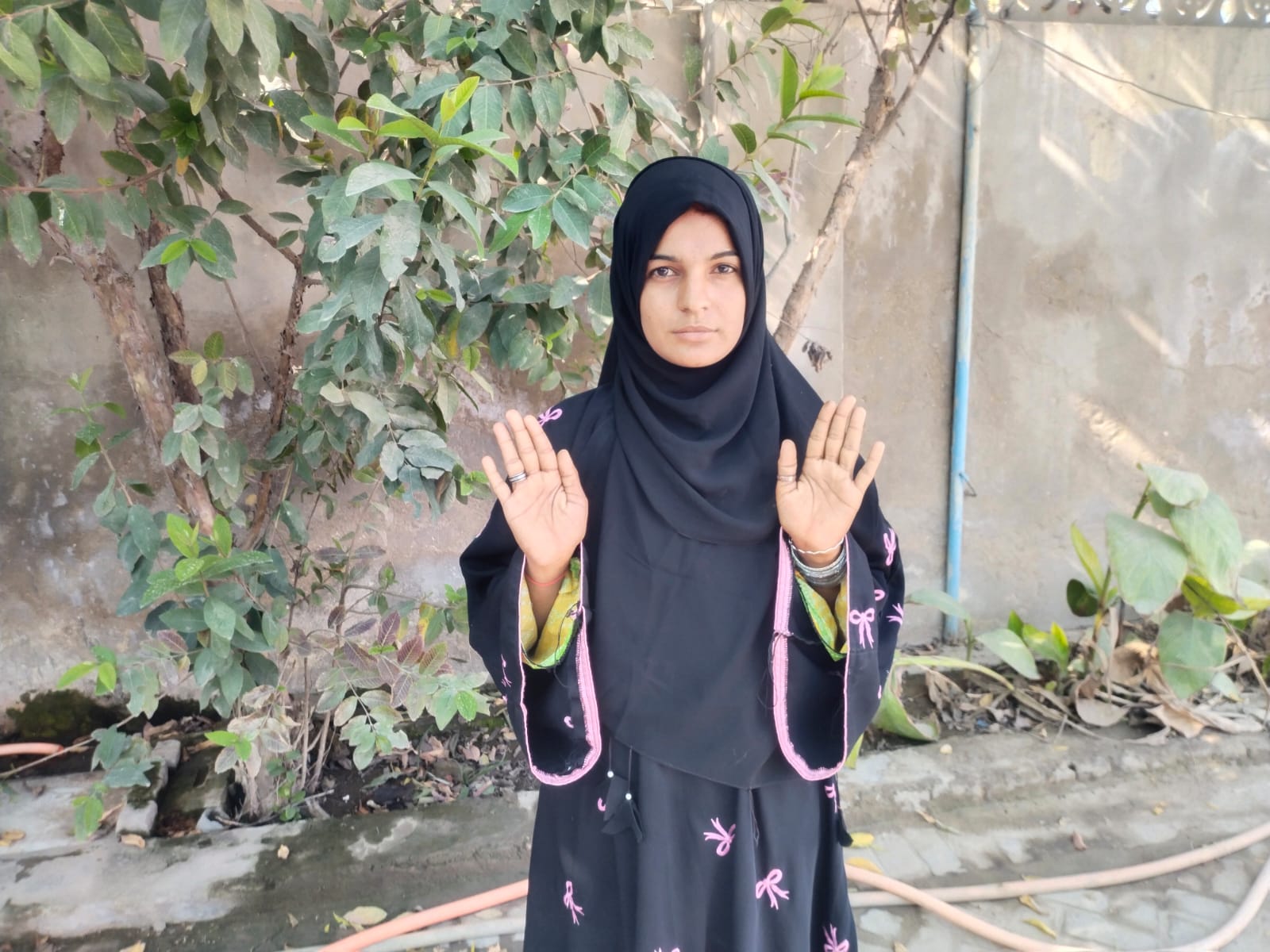 نوشهروفيروز ۾ راڻيپور واسڻ نوجوان ناري جو مڙس خلاف احتجاج