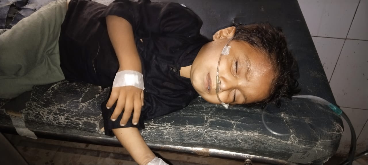 شڪارپور ۾ کليل گٽر عوام لاءِ عذاب بڻيل، معصوم ٻارڙو گٽر ۾ ڪِري ٻڏي بيهوش، اسپتال منتقل