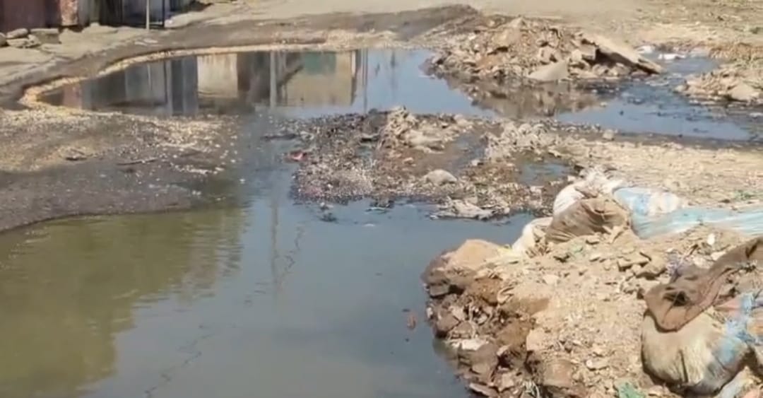 ملير: تاريخي چوڪنڊي قبرستان ڏانهن ويندڙ رستي تي گندو پاڻي بيٺل