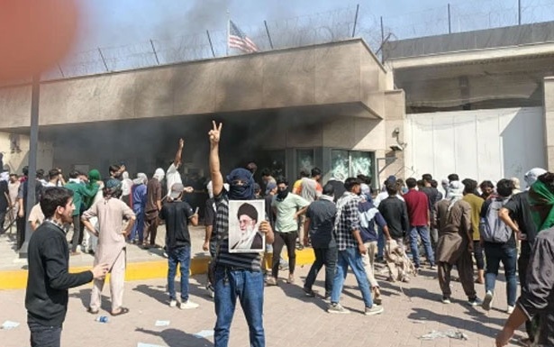 کراچی میں مشتعل افراد کا امریکی قونصل خانے پر احتجاج، جھڑپوں میں 9 افراد جاں بحق