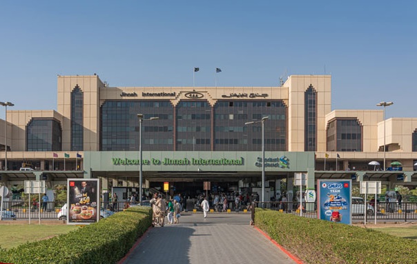 جناح انٹرنیشنل ایئرپورٹ اور اطراف کی سیکیورٹی مزید سخت، مسافروں کو وقت سے پہلے پہنچنے کی ہدایت