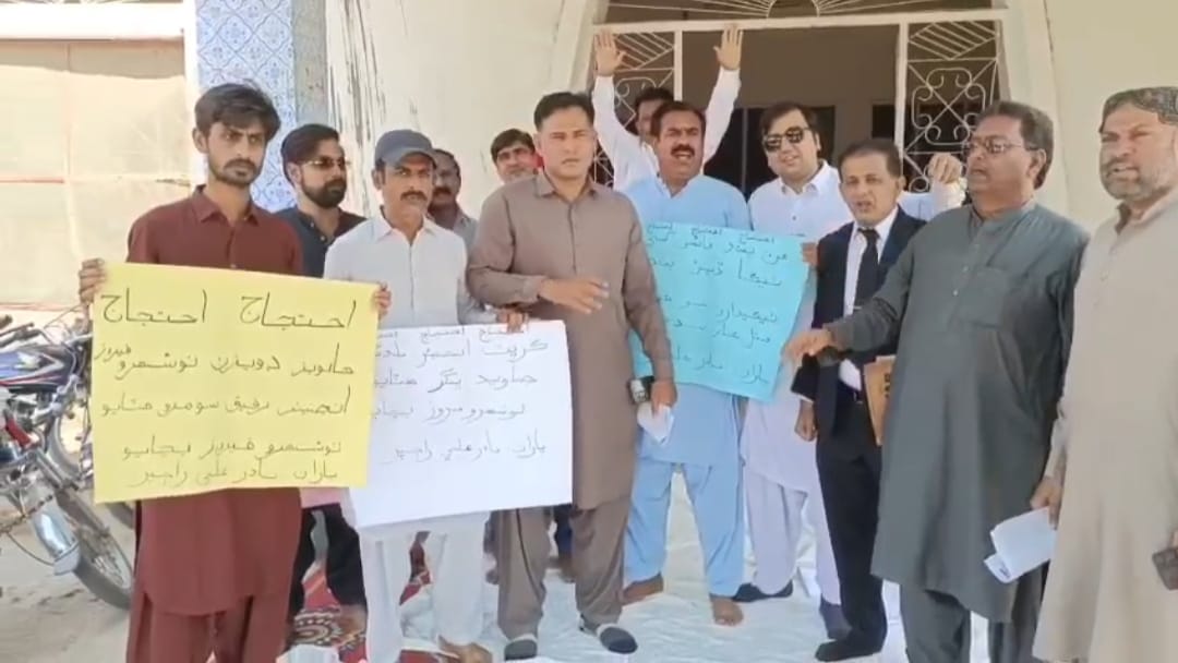 نوشهروفيروز ۾ ٺيڪيدارن پاران من پسند ٺيڪيدارن کي ٺيڪا ڏيڻ خلاف احتجاج