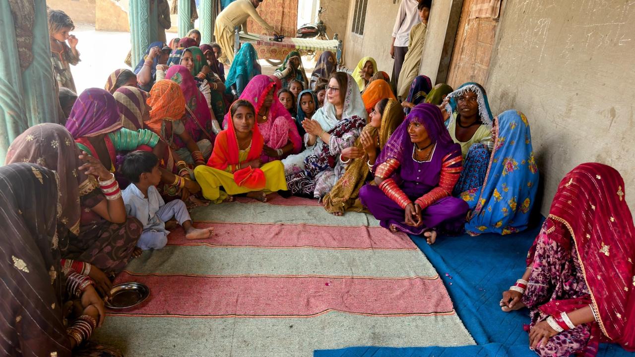 عمرڪوٽ جي ڳوٺ ۾ عورتن سان ڪچهري، سنڌ ڪميشن جي چيئرپرسن روبينا امان بروهي جو دورو