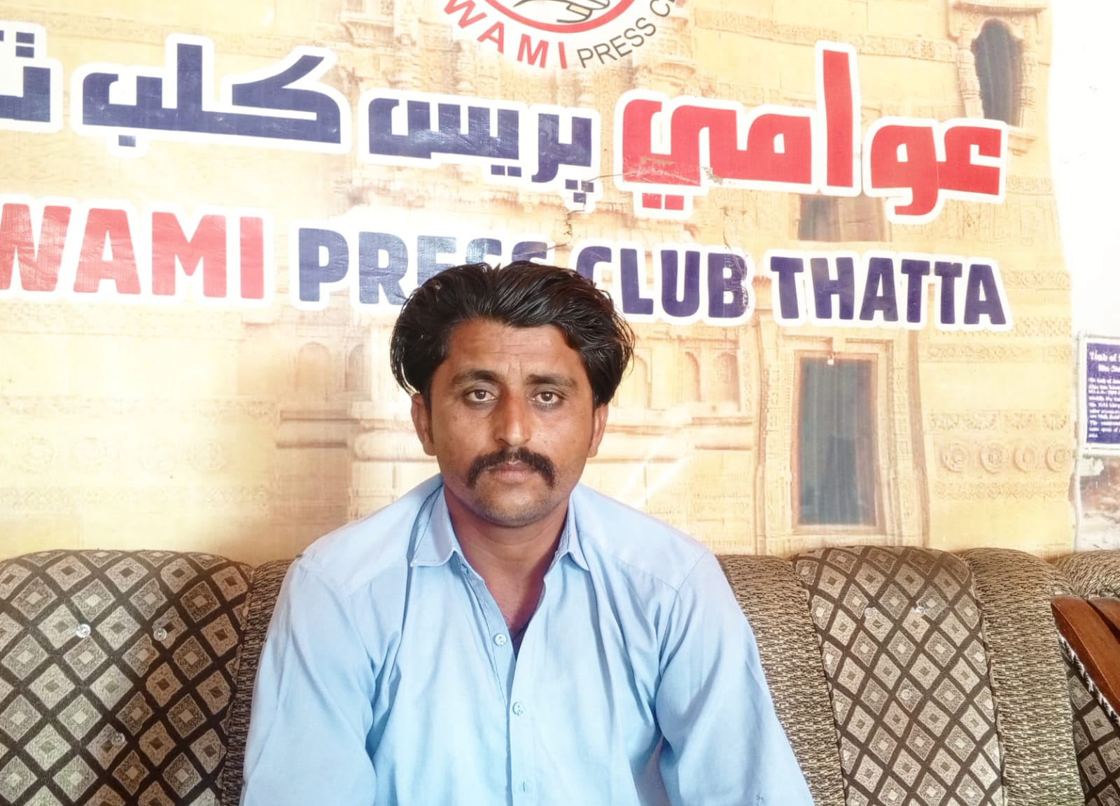 ٺٽي ۾ نوجوان جو بااثرن خلاف احتجاج، ناحق قتل ڪيس ۾ ڦاسائڻ جو الزام