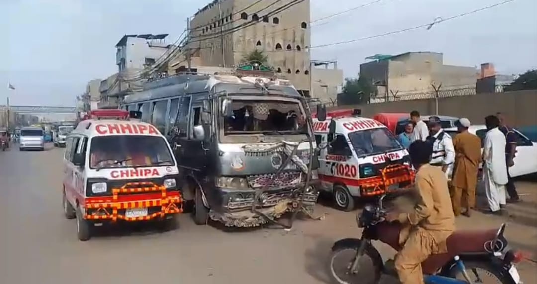 قائد آباد ۾  ڪوسٽر جو موٽر سائيڪل کي ٽڪر، 2موٽر سائيڪل سوار فوت