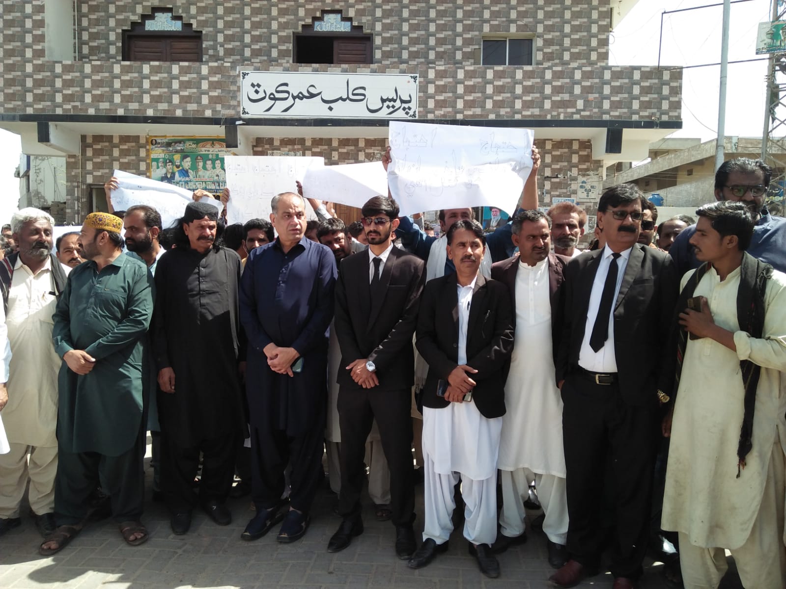 عمرڪوٽ ۾ ڳوٺ ھاشم پلي واسين جو احتجاج، اڳوڻو ايم اين اي لال مالهي به شريڪ