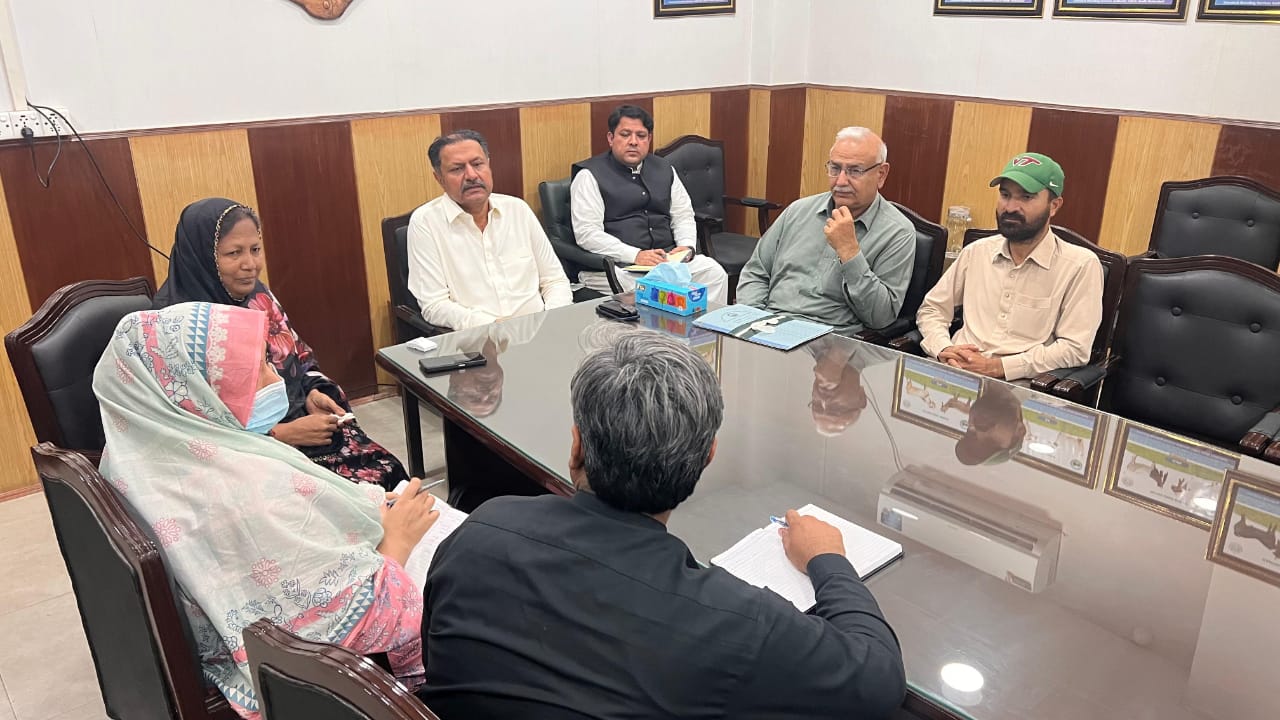 چيئرپرسن فشرمين ڪو آپريٽو سوسائيٽي فاطمه مجيد جي صوبائي وزير محمد علي ملڪاڻي سان ملاقات
