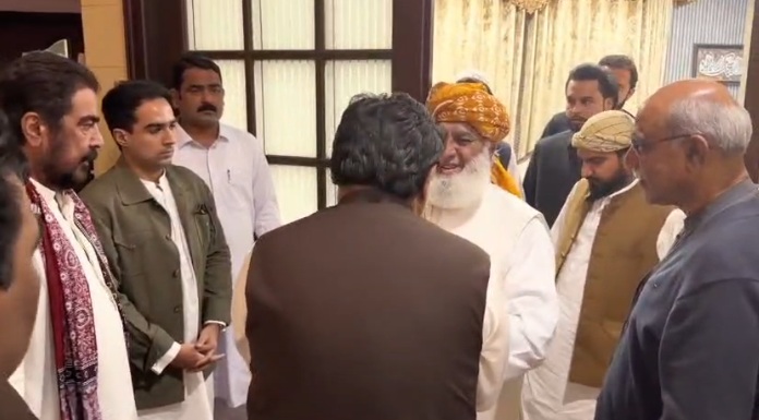 پیر صاحب پگاڑا کے بڑے  صاحبزادے سید راشد شاہ راشدی کی قیادت میں 
جی ڈی اے وفد کی مولانا فضل الرحمن سے ملاقات