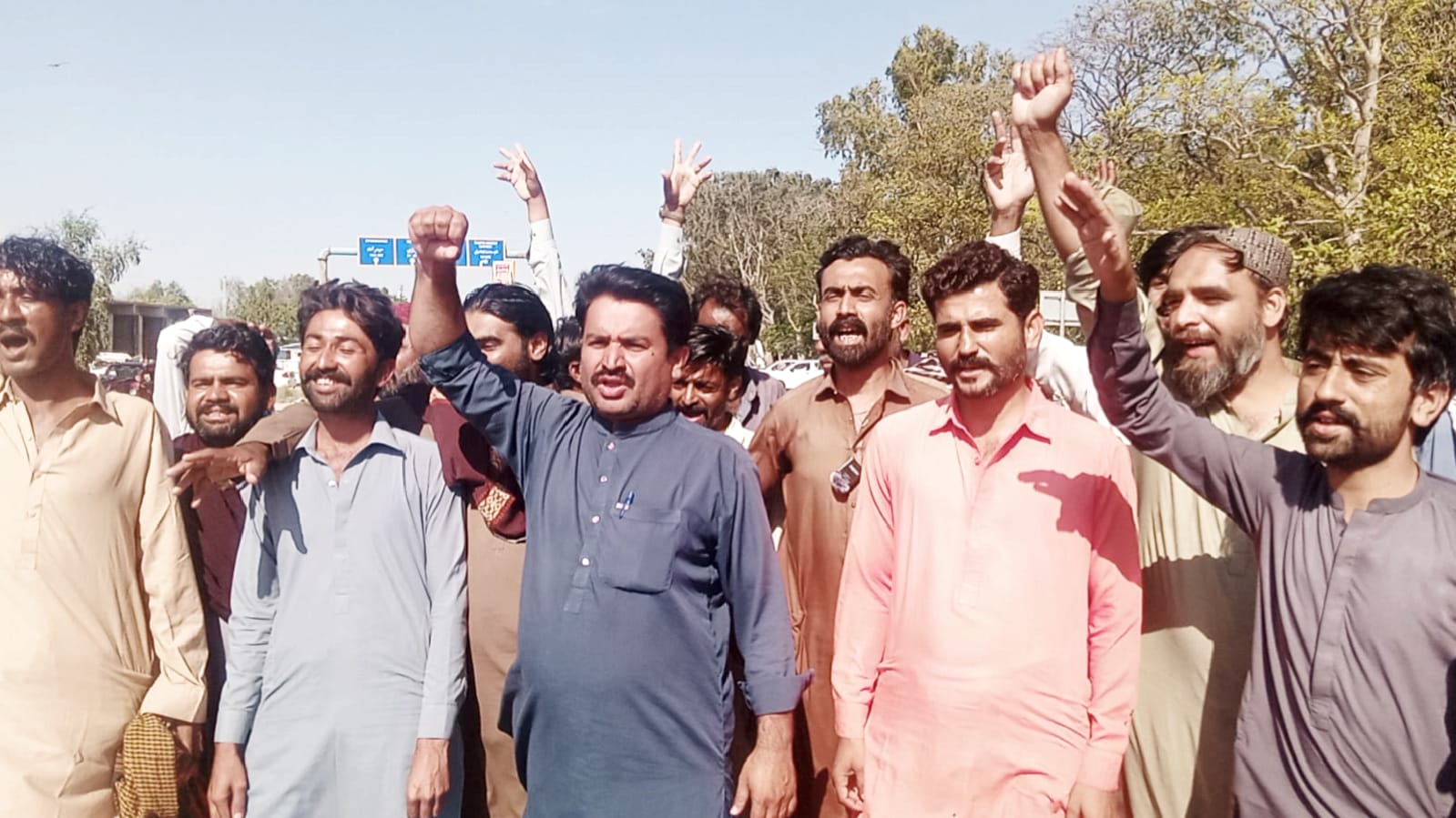 ٺٽي ضلعي ۾ به پيٽروليم اگهن ۾ واڌ خلاف عوام روڊن تي نڪري آيو، احتجاجي ريليون ۽ مظاهرا