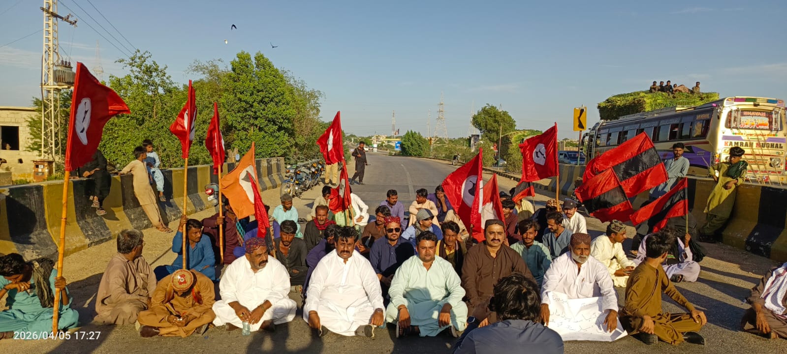 ٺٽي ۾ جيئي سنڌ رهبر ڪميٽي جي سڏ تي تيل اگهن ۾ واڌ خلاف ڌرڻو