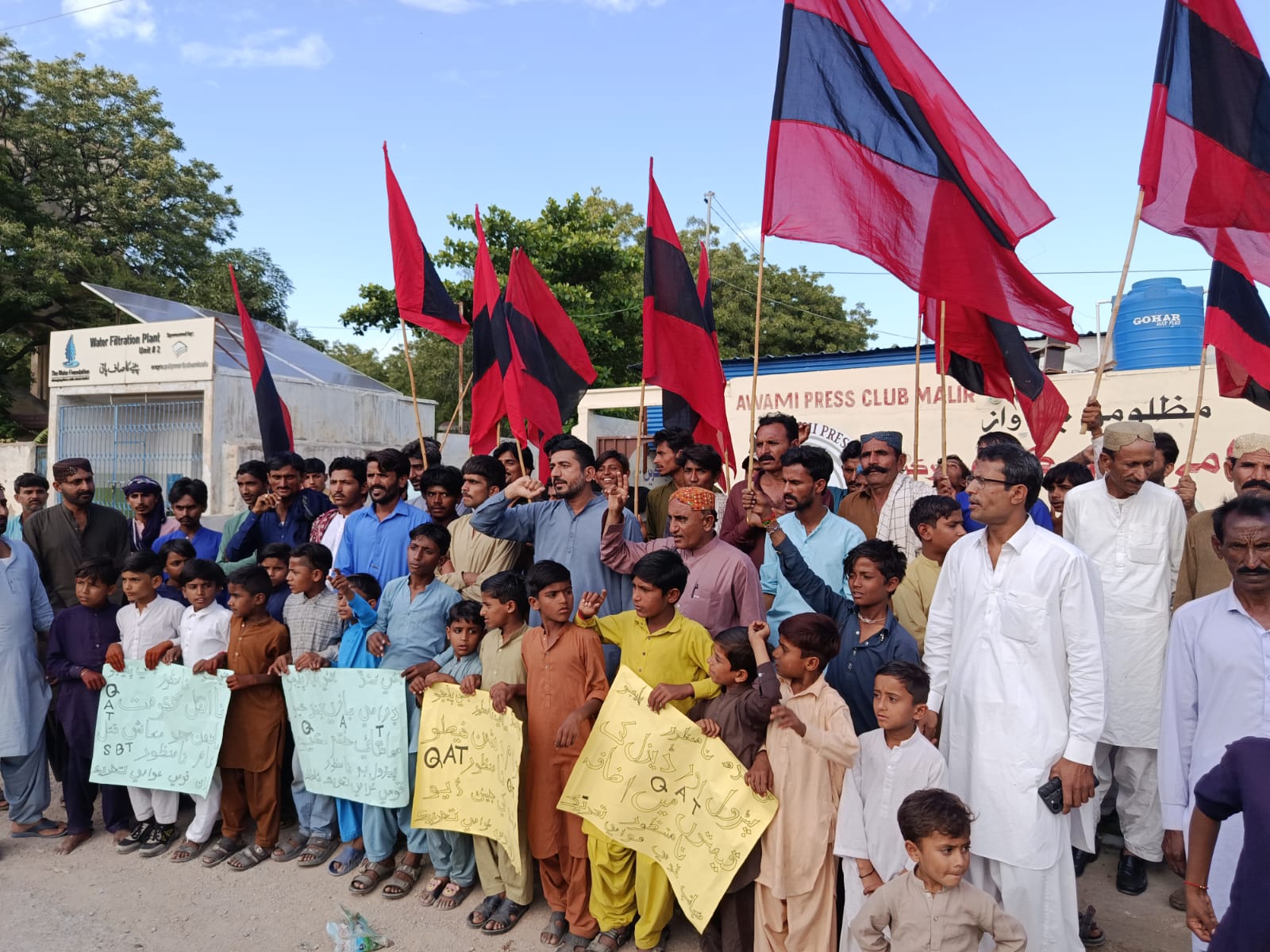 رزاق آباد ۾ تيل جي اگهن ۾ واڌ ۽ مهانگائي خلاف احتجاجي ريلي