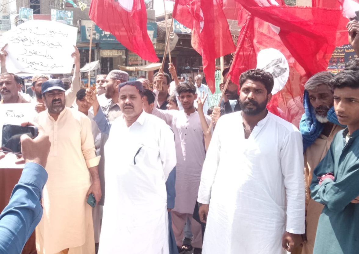 شڪارپور ۾ پيٽروليم شين ۾ واڌ خلاف عوام روڊن تي نڪري آيو، حڪومت خلاف نعريبازي