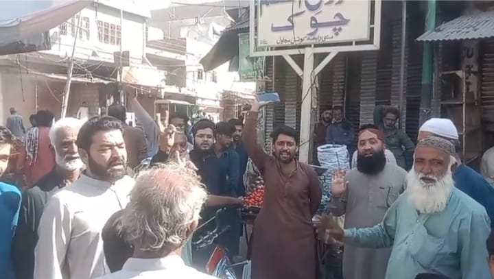 سجاول ضلعي جا واپاري تيل اگهن ۾ واڌ خلاف روڊن تي نڪري آيا