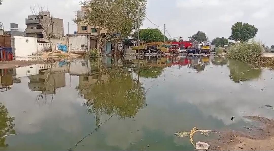 رزاق آباد ۾ نيڪالي جو نظام تباهه، علائقا گندي پاڻي ۾ ٻڏي ويا، رهواسي اذيت جو شڪار