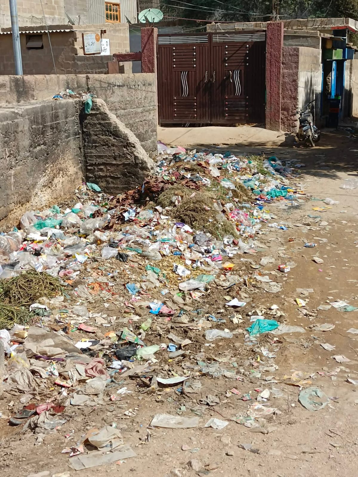 گڏاپ جي يوسي مراد ميمڻ ۾ پاڻي جي نيڪال  جو نظام مڪمل طور تي ناڪارا