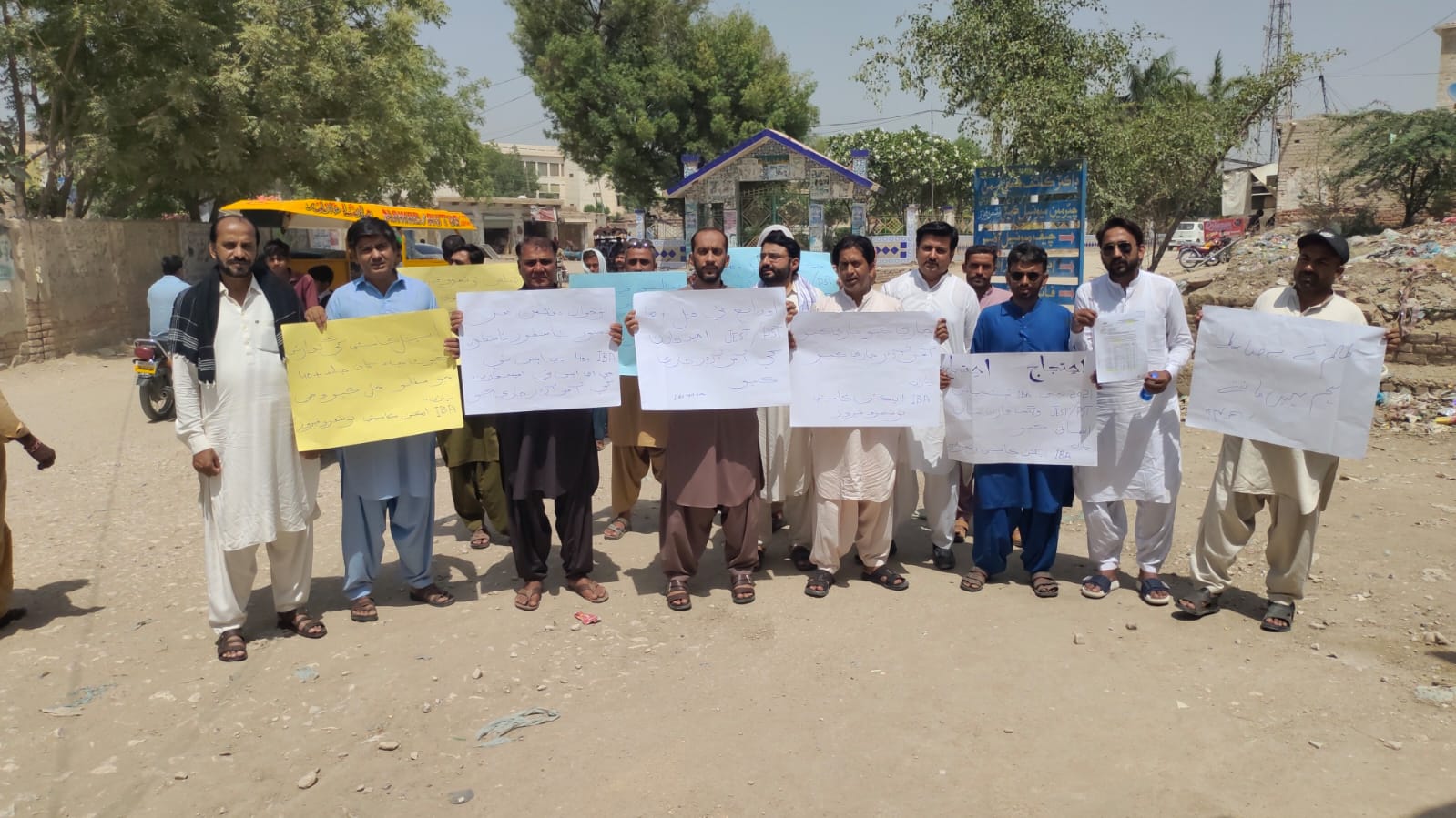 نوشهروفيروز ۾ آءِ بي اي ٽيسٽ پاس اميدوارن جو احتجاج