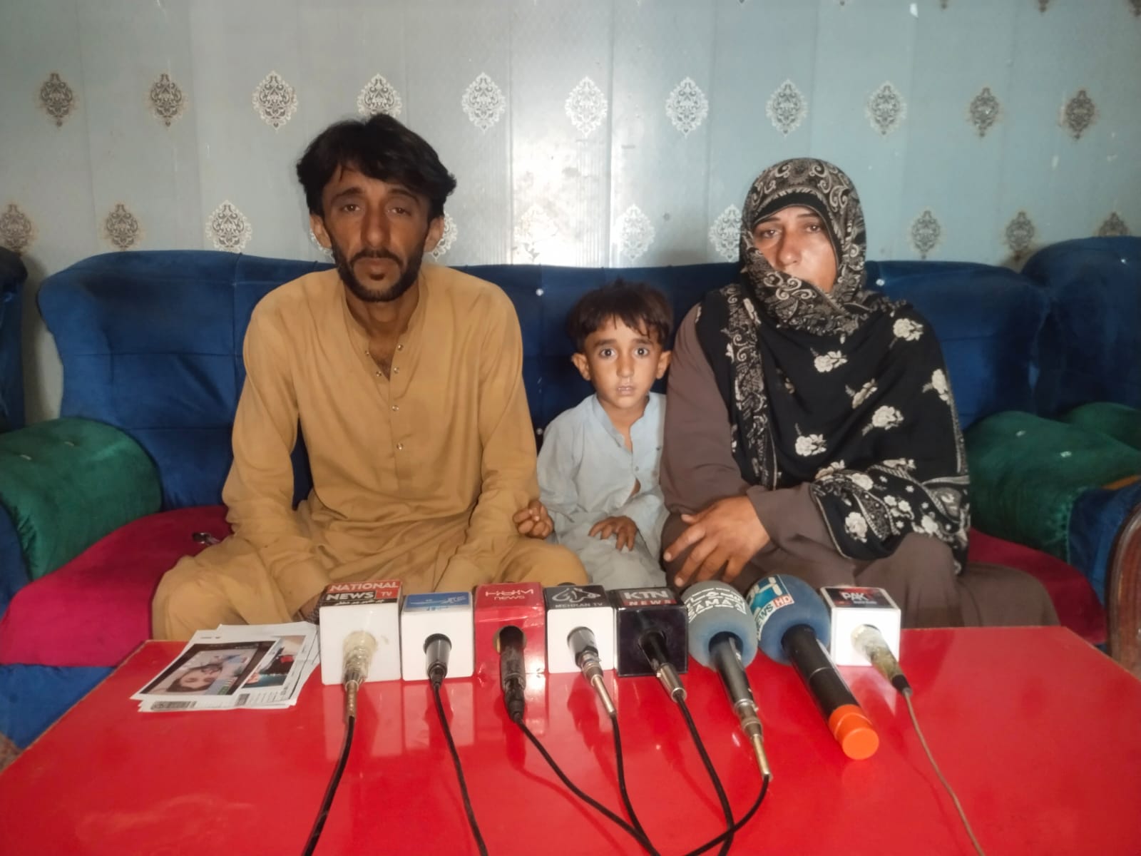 نوشهروفيروز ۾ ڀرياسٽي واسي جو زال ۽ پٽ سميت احتجاج