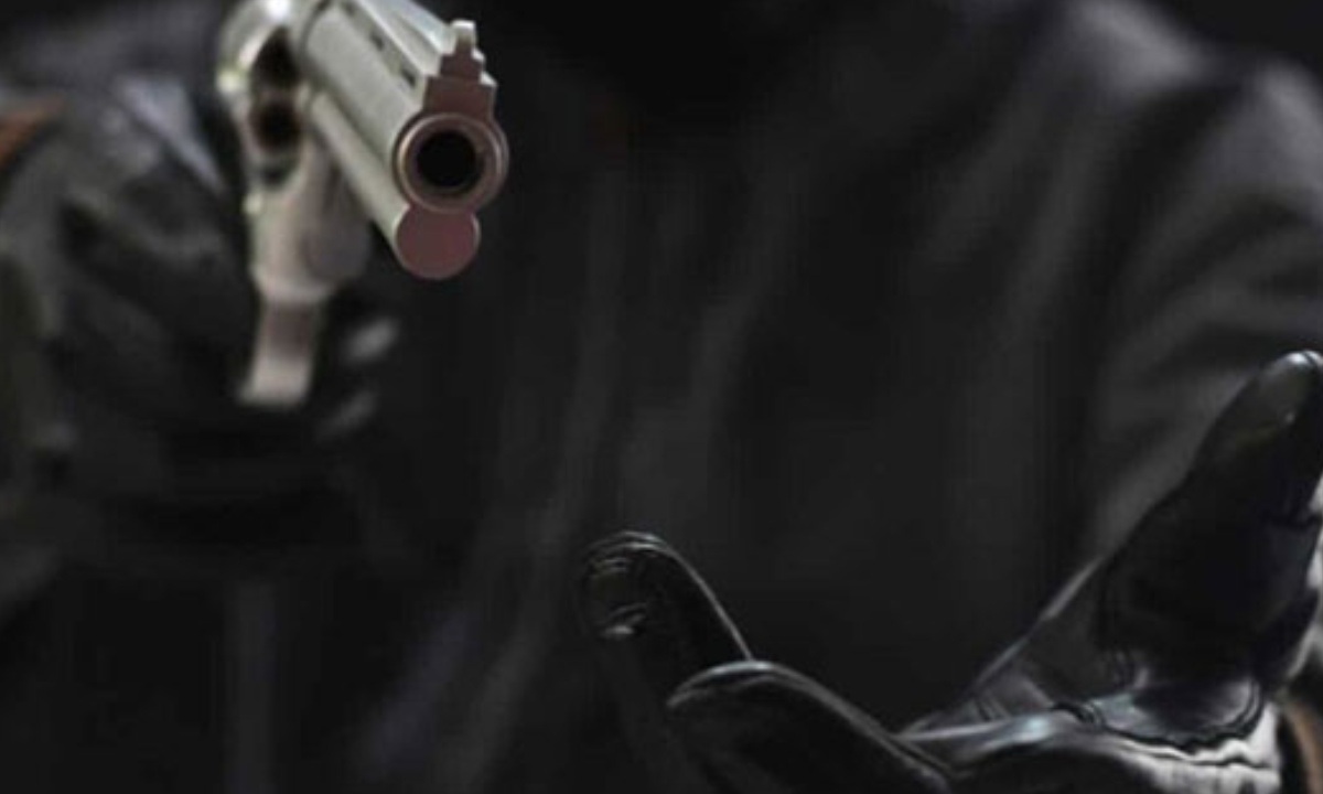 کراچی: نیوسبزی منڈی کے قریب مسلح ملزمان پیٹرول پمپ کے مالک کو گولی مار کر 75 لاکھ لوٹ کر فرار