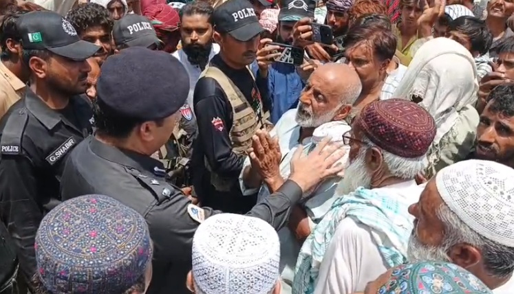 خیرپور: مبینہ ڈرون حملے میں 4 افراد جاں بحق، ورثاء کا لاش رکھ کر ایس ایس پی آفس کے سامنے دھرنا، 3 ایس ایچ او معطل