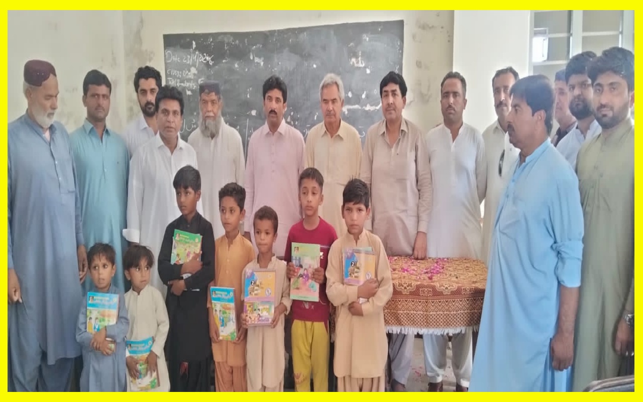 موهن جو دڙو ڀرسان پرائمري اسڪول ۾ ڪتاب وريا ويا