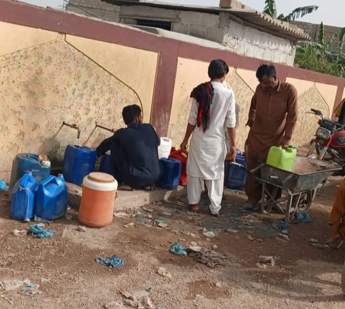 ڪاٺوڙ ۾ پاڻي جو بحران سنگين، شهري پريشان، پاڻي جي واحد پائپ لائين تي رش، ڪلاڪن تائين انتظار