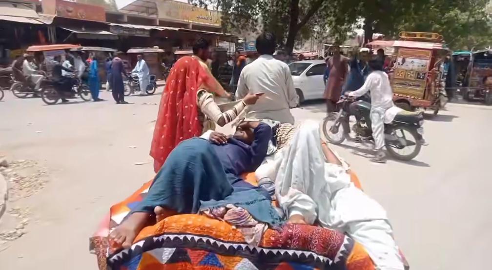 عمرڪوٽ ويجھو ڳوٺ ڀيڙيو لالا ٻاھ واقعي خلاف ڀيل برادري جو احتجاج، ميرپورخاص عمرڪوٽ روڊ بلاڪ، ٽريفڪ معطل