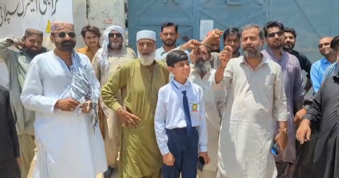 گلشن حديد ۽  ڀرپاسي جي  ڳوٺن ۾ بجلي بند، پيئڻ جو پاڻي به اڻلڀ