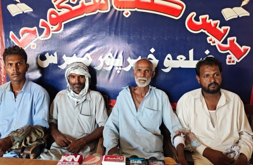 ھڱورجا جي ڳوٺ ميرمحمد پيرزادو جي رھواسين جو بااثرن خلاف احتجاج
