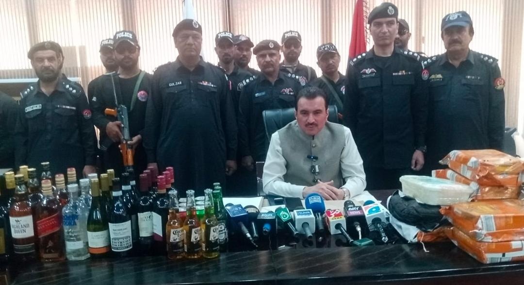 محکمہ ایکسائز اینٹی نارکوٹکس بلوچستان اور پاک نیوی کی بڑی مشترکہ کاروائی،اربوں روپے کی مہلک نشہ آور منشیات آئس اور شراب کی بوتلیں برآمد