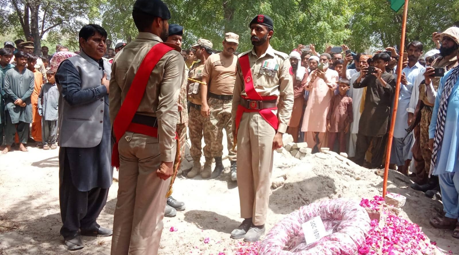 ڪوئيٽا ٽرين حملي ۾ شهيد ٿيل ٻن فوجي جوانن جي شڪارپور ۾ جنازي نماز بعد فوجي اعزاز سان تدفين