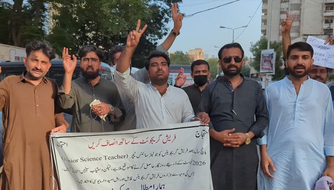 کراچی پریس کلب کے سامنے جونیئر سائنس ٹیچر امیدواروں کا دھرنا تیسرے روز بھی جاری
