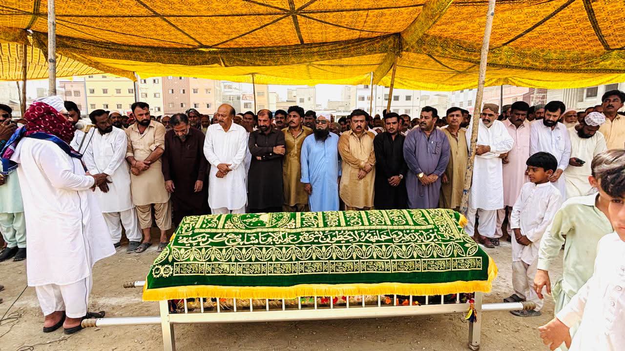 ملير: ابراهيم حيدري ٽائون چيئرمين نذير ڀٽو جي والد جي جنازي نماز بعد تدفين