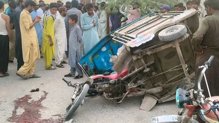 مرڪوٽ جي وھرو بائي پاس تي رڪشا ۽ ٽريڪٽر وچ ۾ زوردار ٽڪر, هڪ ڄڻو فوت