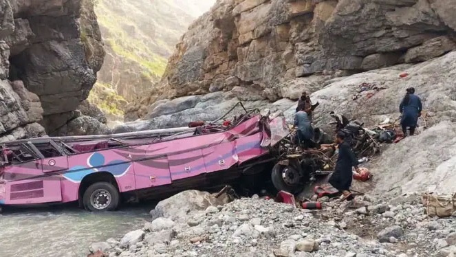 بلوچستان: بریک فیل ہونے سے مسافر بس کھائی میں جا گری، خواتین اور بچوں سمیت 40 افراد جاں بحق