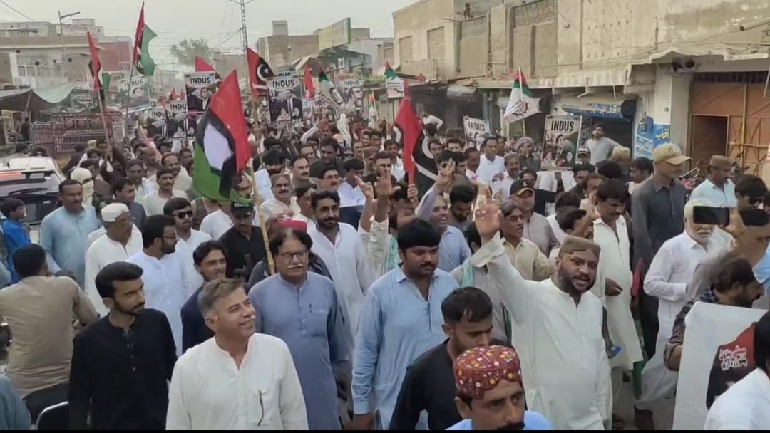 نوشھروفيروز ۾ پ پ جي سڏ تي مرسون مرسون سنڌو نھ ڏيسون جي نعري ھيٺ ريلي