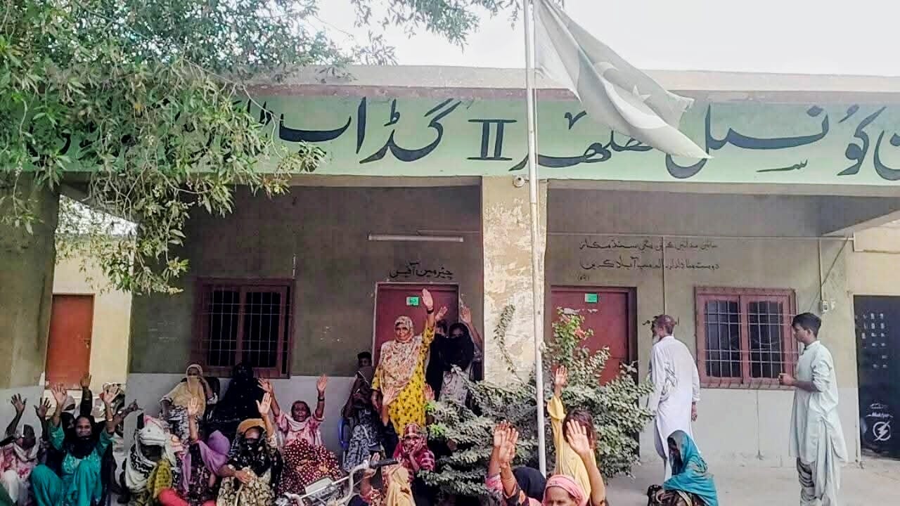 گهگهر جي ڳوٺن ۾ پاڻي جي شديد کوٽ خلاف علائقي واسين جو احتجاج