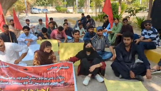 ٹنڈو جام: سندھ زرعی یونیورسٹی کے طلبہ و طالبات کا وی سی سیکریٹریٹ کے سامنے دھرنا